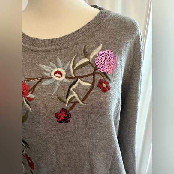 Floral Embroidered Sequin Grey Sweater Women’s Size Medium On Twelfth - Picture 5 of 6